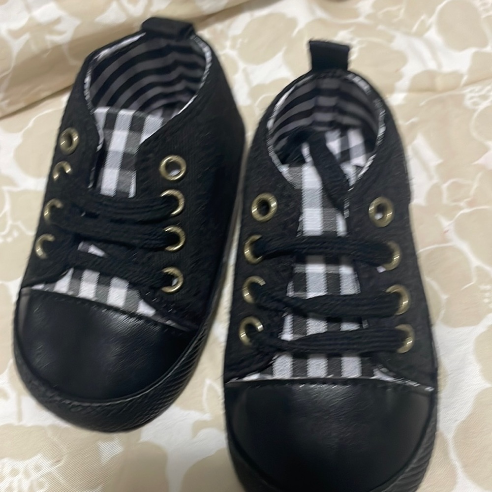 Baby baby, black with white strikes size 3 in infant size.